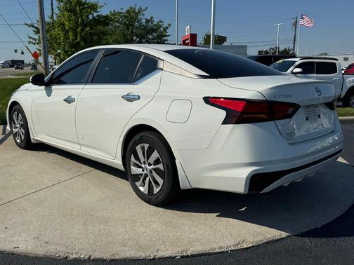 Glacier White 2022 Nissan Altima S FWD