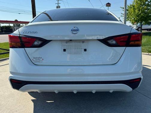 Glacier White 2022 Nissan Altima S FWD