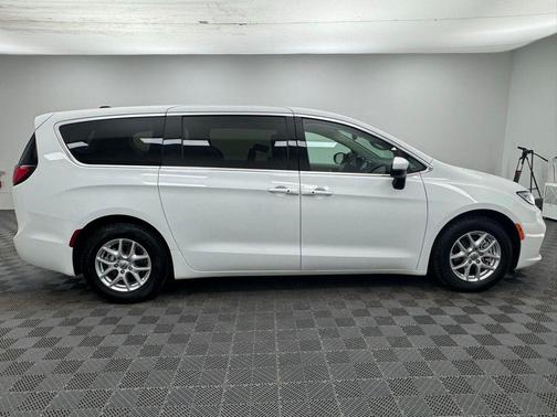 Bright White Clearcoat 2023 Chrysler Pacifica Touring L