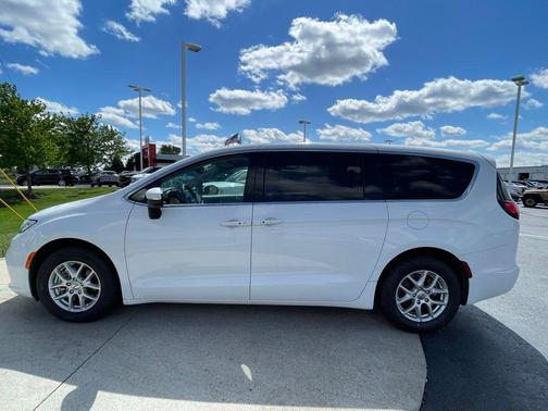 Bright White Clearcoat 2023 Chrysler Pacifica Touring L