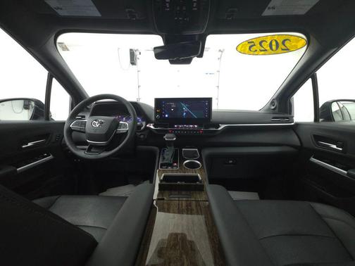 2025 Toyota Sienna Platinum