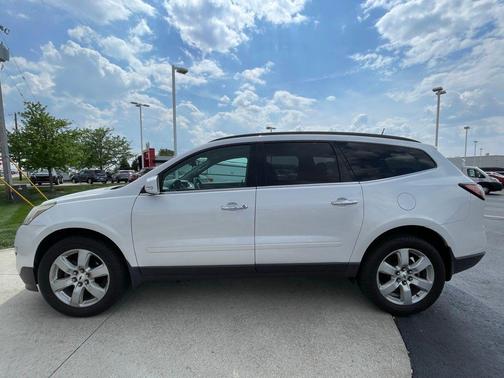 Iridescent Pearl Tricoat 2016 Chevrolet Traverse 1LT