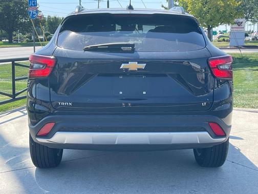 Mosaic Black Metallic 2025 Chevrolet Trax LT