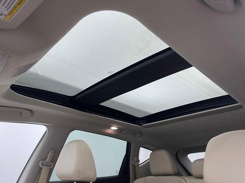 White 2019 Nissan Murano Platinum