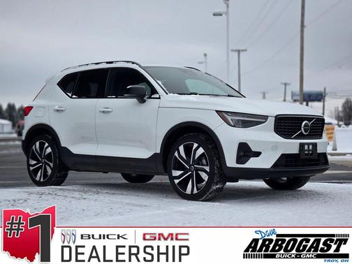 2023 Volvo XC40 B5 Plus Dark Theme