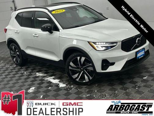 2023 Volvo XC40 B5 Plus Dark Theme