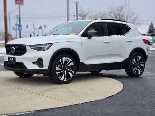 2023 Volvo XC40 B5 Plus Dark Theme