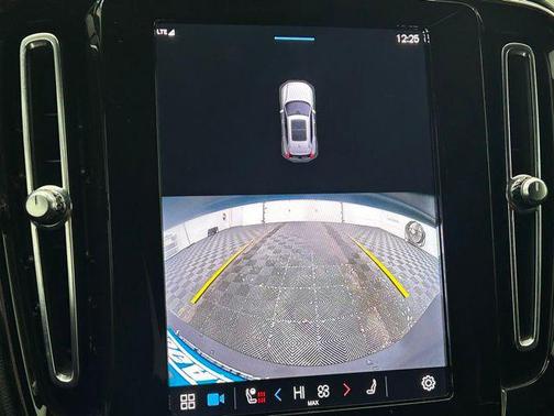 2023 Volvo XC40 B5 Plus Dark Theme