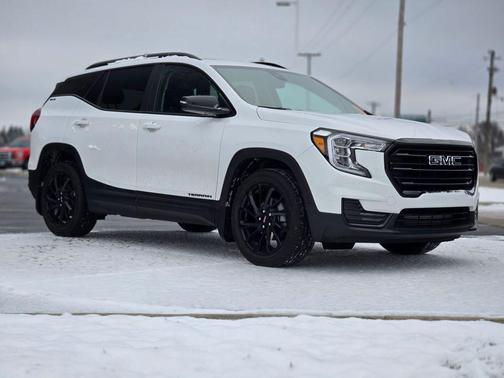 2023 Volvo XC40 B5 Plus Dark Theme