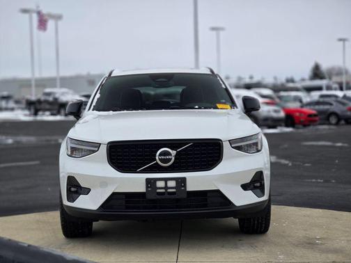 2023 Volvo XC40 B5 Plus Dark Theme