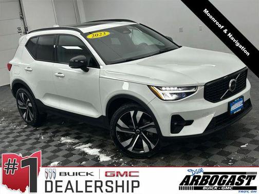 2023 Volvo XC40 B5 Plus Dark Theme