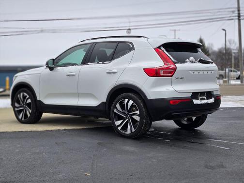 2023 Volvo XC40 B5 Plus Dark Theme