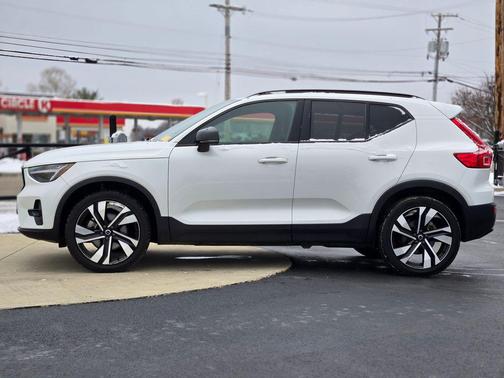2023 Volvo XC40 B5 Plus Dark Theme