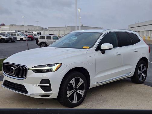 2023 Volvo XC60 Recharge Plug-In Hybrid T8 Core Bright Theme
