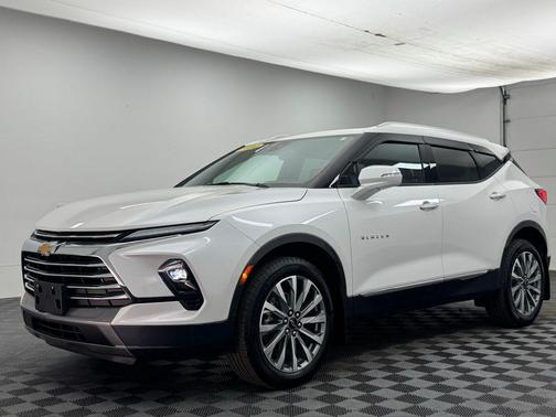 Iridescent Pearl Tricoat 2024 Chevrolet Blazer Premier