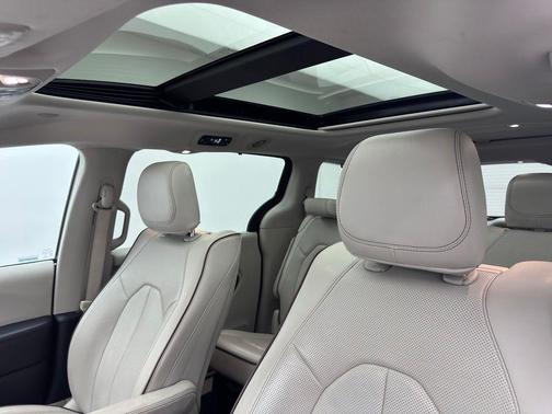 Velvet Red Pearlcoat 2017 Chrysler Pacifica Limited