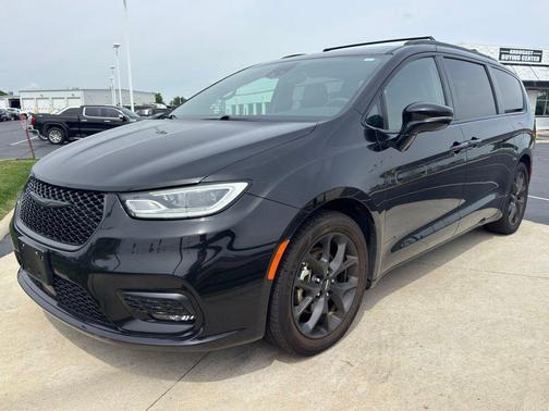 Diamond Black Crystal Pearlcoat 2025 Chrysler Pacifica Limited