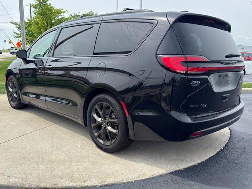 Diamond Black Crystal Pearlcoat 2025 Chrysler Pacifica Limited