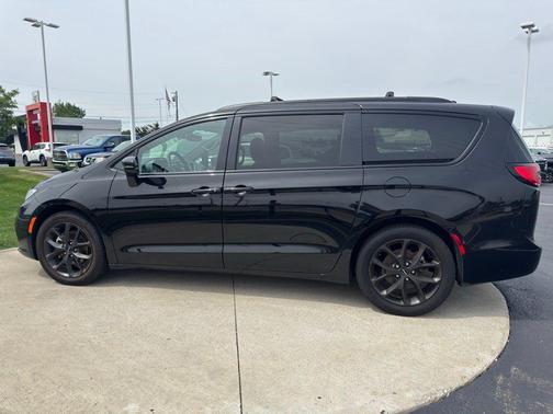 Diamond Black Crystal Pearlcoat 2025 Chrysler Pacifica Limited