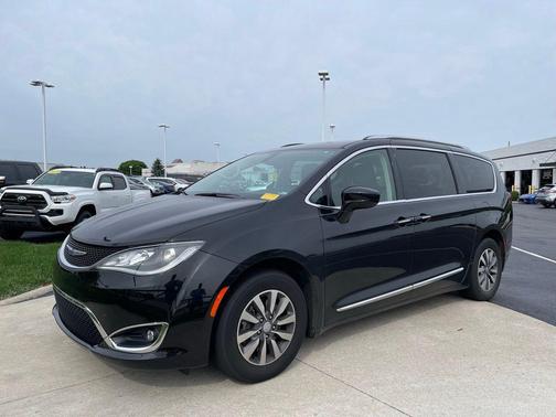 Brilliant Black Crystal Pearlcoat 2020 Chrysler Pacifica Touring-L Plus