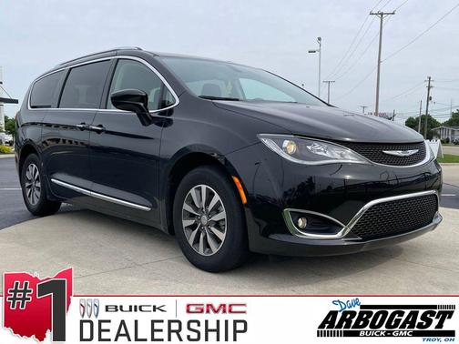 Brilliant Black Crystal Pearlcoat 2020 Chrysler Pacifica Touring-L Plus
