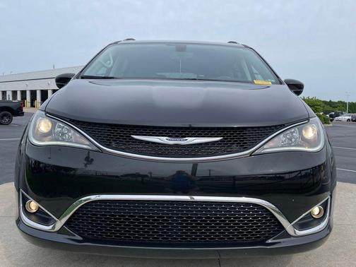 Brilliant Black Crystal Pearlcoat 2020 Chrysler Pacifica Touring-L Plus