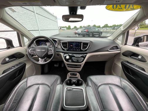 Brilliant Black Crystal Pearlcoat 2020 Chrysler Pacifica Touring-L Plus