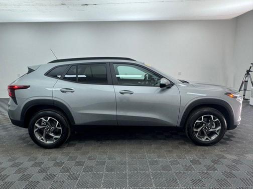 Sterling Gray Metallic 2025 Chevrolet Trax LT