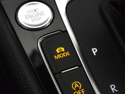 2018 Volkswagen Golf R 4-Door w/DCC & Navigation