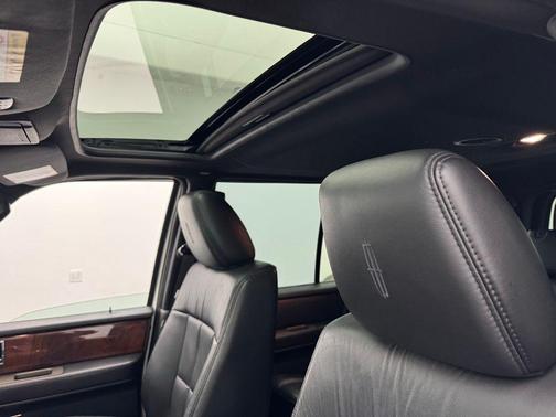 White Platinum Clearcoat Metallic 2013 Lincoln Navigator Base