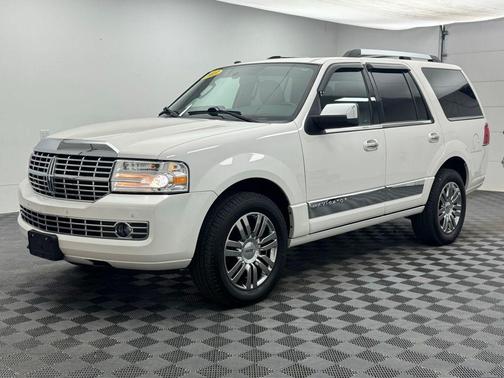 White Platinum Clearcoat Metallic 2013 Lincoln Navigator Base