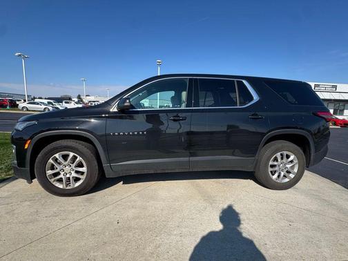 Mosaic Black Metallic 2023 Chevrolet Traverse LS