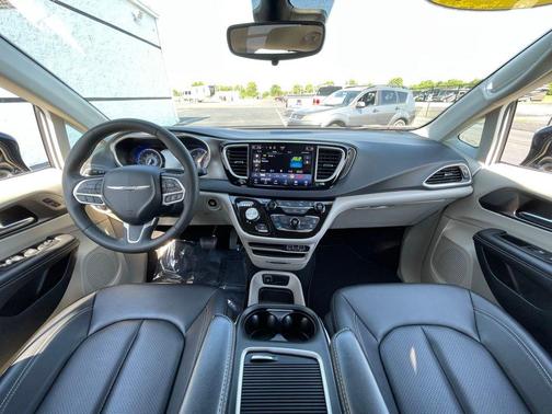 Silver Mist Clearcoat 2024 Chrysler Pacifica Touring L