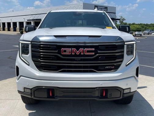 Summit White 2024 GMC Sierra 1500 AT4