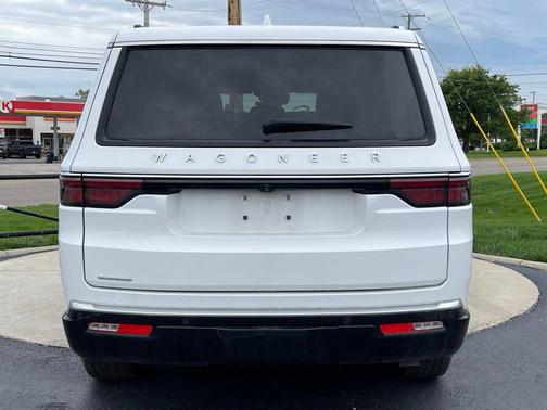 Bright White Clearcoat 2023 Jeep Wagoneer Series I 4x4