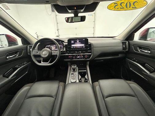 2025 Nissan Pathfinder SL 4WD