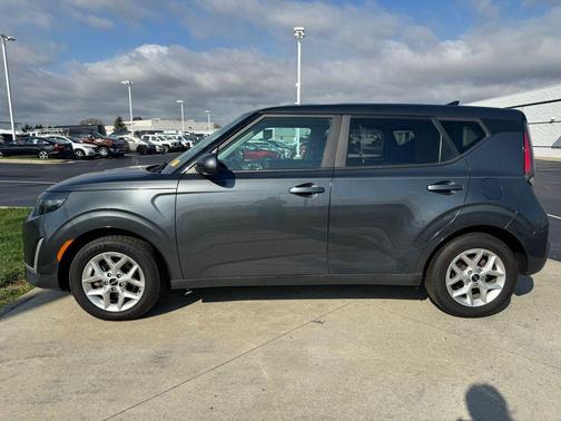 Gravity Gray 2023 Kia Soul LX