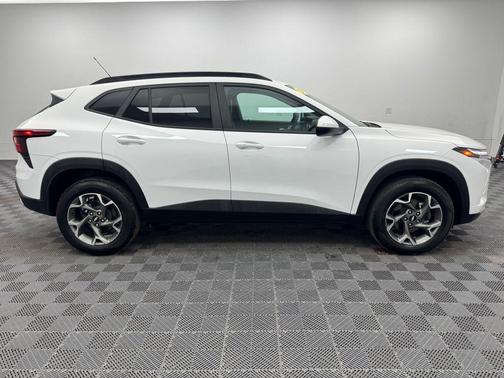 Summit White 2025 Chevrolet Trax LT