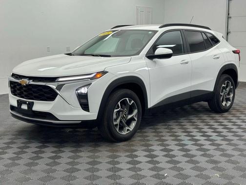 Summit White 2025 Chevrolet Trax LT