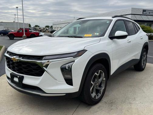 Summit White 2025 Chevrolet Trax LT