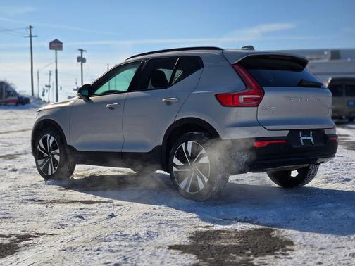 2025 Volvo XC40 B5 Plus Dark Theme