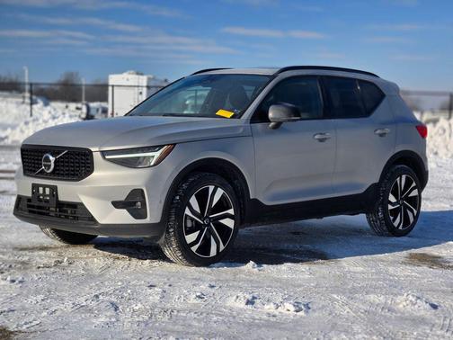 2025 Volvo XC40 B5 Plus Dark Theme
