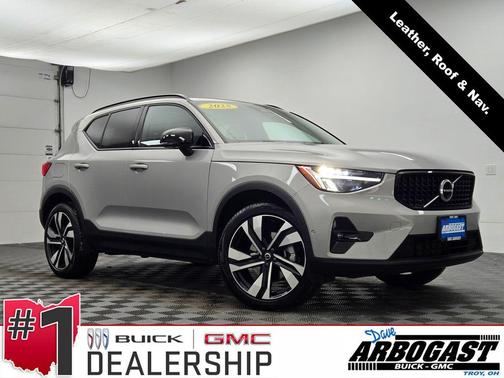 2025 Volvo XC40 B5 Plus Dark Theme