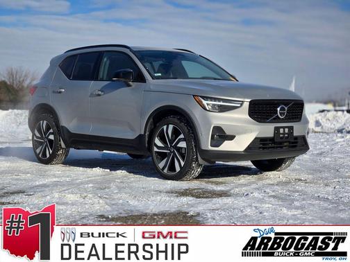 2025 Volvo XC40 B5 Plus Dark Theme
