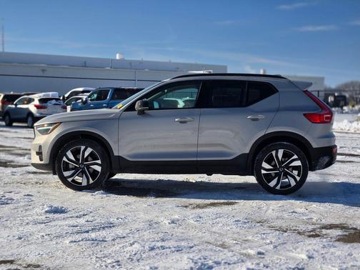 2025 Volvo XC40 B5 Plus Dark Theme