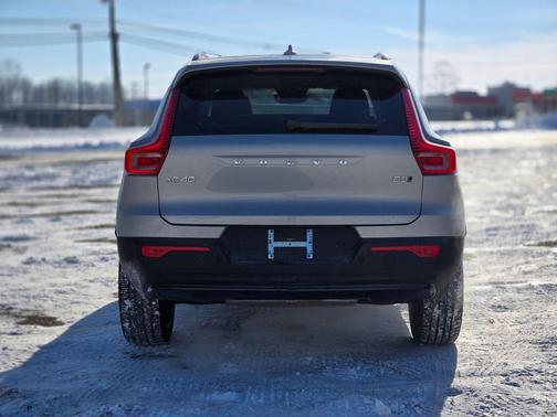 2025 Volvo XC40 B5 Plus Dark Theme