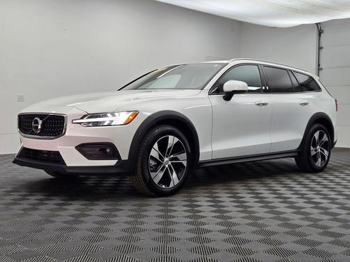 2025 Volvo V60 Cross Country Plus, B5 AWD Gas (mild hybrid)
