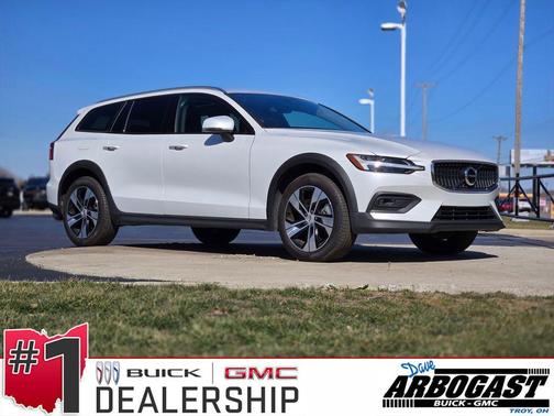 2025 Volvo V60 Cross Country Plus, B5 AWD Gas (mild hybrid)