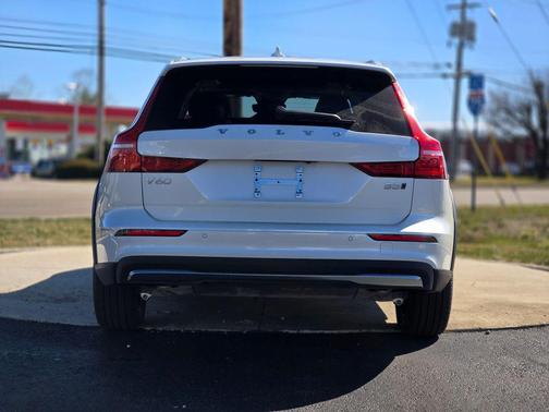 2025 Volvo V60 Cross Country Plus, B5 AWD Gas (mild hybrid)