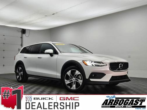 2025 Volvo V60 Cross Country Plus, B5 AWD Gas (mild hybrid)